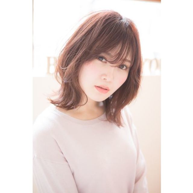 セミロングの女性